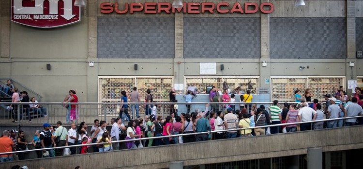 Sin dólares con hiperinflacion y escasez: Venezuela en el colapso
